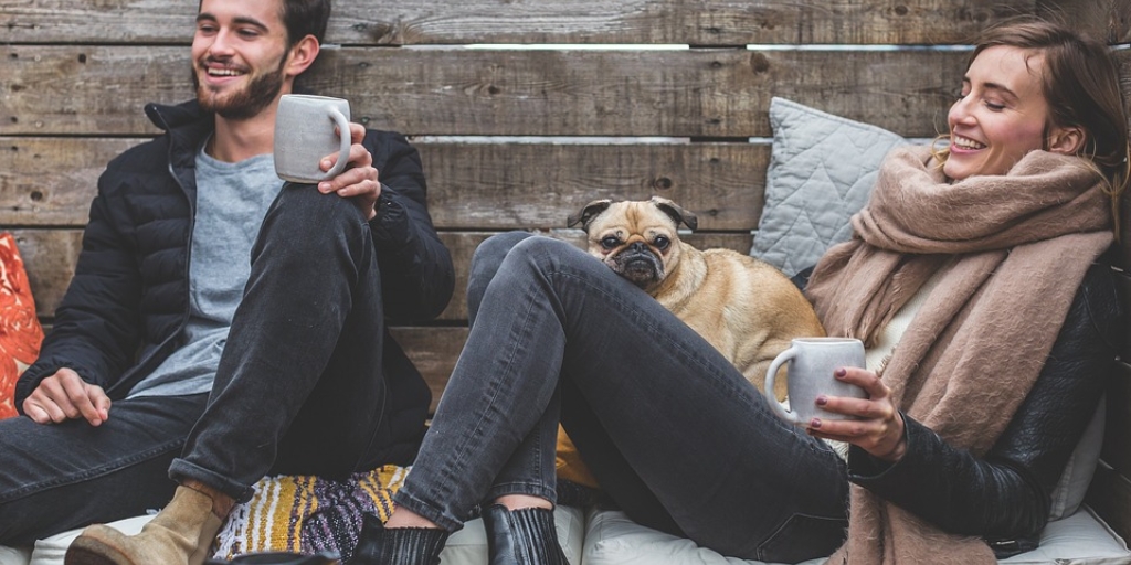 pablo-couple-lounche-dog